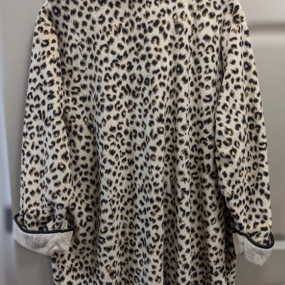 Leopard Print Fleece Robe - Picture 8 of 16